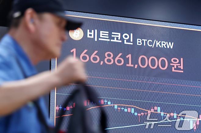 11일 서울 강남구 서초구 빗썸라운지 강남본점 전광판에 비트코인 시황이 나타나고 있다. 2025.8.11/뉴스1 ⓒ News1 민경석 기자