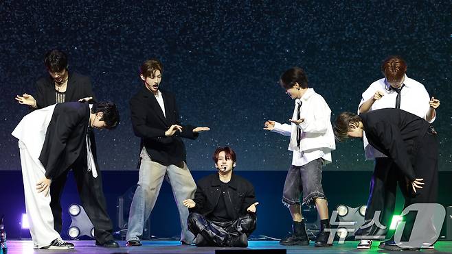 그룹 아이덴티티(idntt)의 첫 유닛 유네버맷(unevermet)이 11일 오후 서울 한남동 블루스퀘어에서 가진 데뷔 앨범 '유네버멧' 발매 기념 쇼케이스에 참석해 신곡 ‘보이튜브’(BOYtude)를 선보이고 있다. 2025.8.11/뉴스1 ⓒ News1 권현진 기자