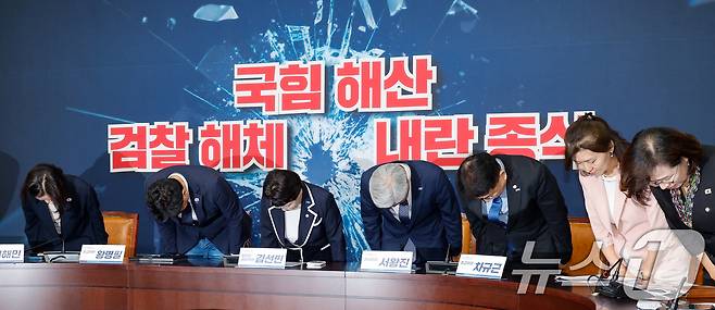 김선민 조국혁신당 대표 권한대행과 의원들이 11일 오후 서울 여의도 국회에서 조국 전 대표 8·15 광복절 특별사면에 대한 입장을 밝히기 앞서 감사 인사를 하고 있다. 2025.8.11/뉴스1 ⓒ News1 안은나 기자