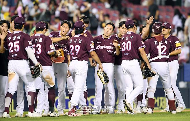 키움 선수들이 10일 잠실구장에서 열린 2025 KBO리그 LG와의 경기에서 4-3으로 승리하며 7연패에서 탈출한 뒤 하이파이브를 나누고 있다. 잠실 | 박진업 기자 upandup@sportsseoul.com