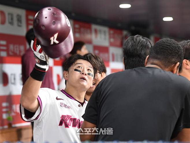 키움 최주환이 18일 서울 고척스카이돔에서 열린 2025 KBO리그 SSG와 경기 5회말 2사 2루 상황에서 스톤의 적시타에 2루에서 홈까지 뛰어 득점한 뒤 알칸타라와 이야기를 나누고 있다. 고척 | 박진업 기자 upandup@sportsseoul.com