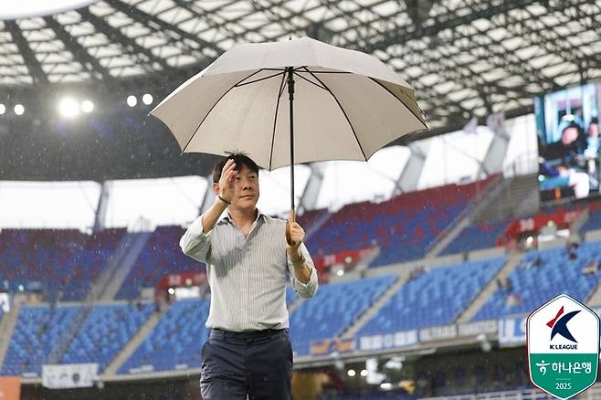 울산HD 신태용 신임 감독이 9일 오후 7시30분 울산문수경기장에서 킥오프하는 ‘하나은행 K리그1 2025’ 25라운드 제주SK와 홈경기를 앞두고 손인사하고 있다. 사진 | 한국프로축구연맹