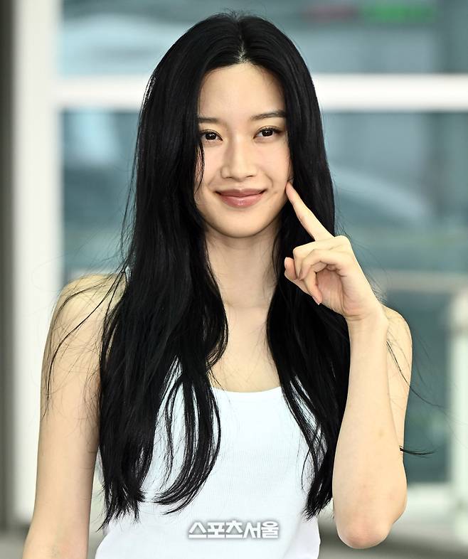 지난  9일 문가영이 인천국제공항에서 귀여운 표정으로 팬들에게 인사하며 출국하고 있다. 이주상기자 rainbow@sportsseoul.com