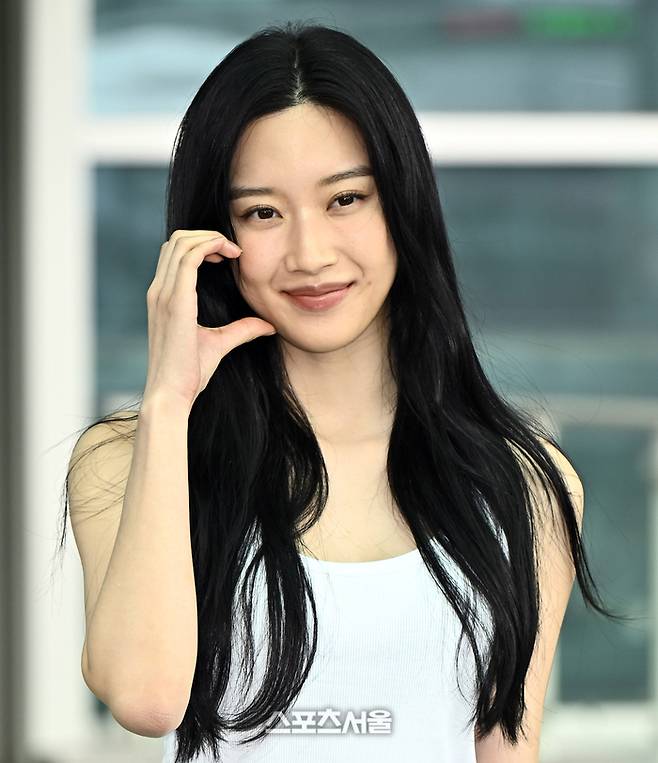 지난  9일 문가영이 인천국제공항에서 귀여운 표정으로 팬들에게 인사하며 출국하고 있다. 이주상기자 rainbow@sportsseoul.com