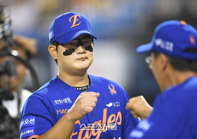 한화 투수 김서현이 8일 서울 잠실구장에서 열린 2025 KBO리그 LG와 경기 9회말 2사 1,2루에서 오스틴을 내야땅볼로 처리한 후 더그아웃으로 들어오고 있다. 잠실 | 최승섭기자 thunder@sportsseoul.com