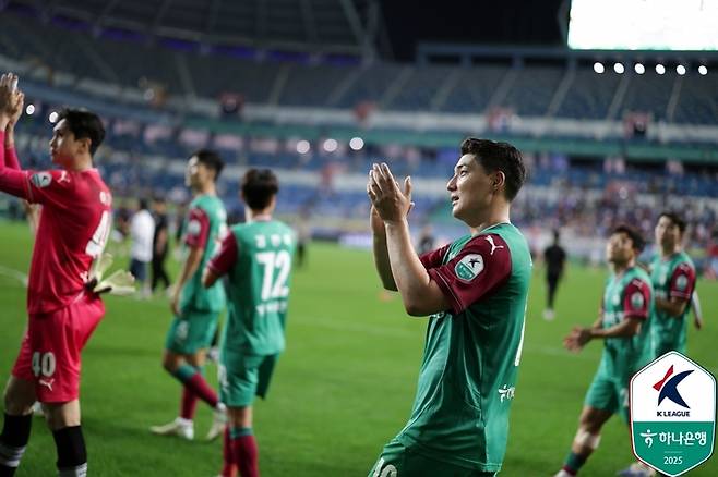 Daejeon residents are applauding their fans after winning the Suwon FC match on the 10th. Photo | Korea Professional Football Federation