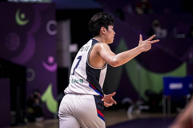 남자농구 대표팀 유기상이 11일(한국시간) 사우디아라비아 제다에서 열린 2025 국제농구연맹(FIBA) 아시아컵 A조 조별라운드 최종전 레바논전에서 3점슛을 넣은 후 세리머니를 하고 있다. 사진 | FIBA