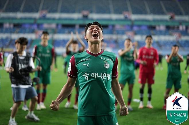 대전 김준범이 10일 수원FC전에서 승리한 뒤 포효하고 있다. 사진 | 한국프로축구연맹