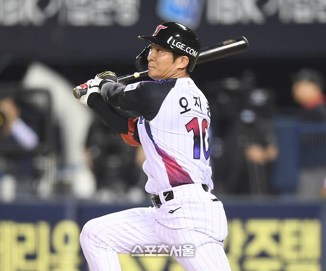 LG 오지환이 8일 서울 잠실구장에서 열린 2025 KBO리그 한화와 경기 10회말 1사2루 좌중간 2루타를 친 후 환호하고 있다. 잠실 | 최승섭기자 thunder@sportsseoul.com
