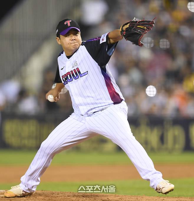 LG 투수 장현식이 8일 서울 잠실구장에서 열린 2025 KBO리그 한화와 경기 8회 역투하고 있다. 잠실 | 최승섭기자 thunder@sportsseoul.com