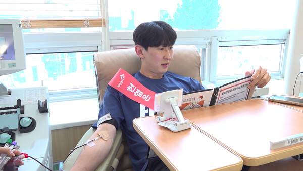 헌혈 중인 삼성화재 블루팡스 김준우. /사진=삼성화재 블루팡스