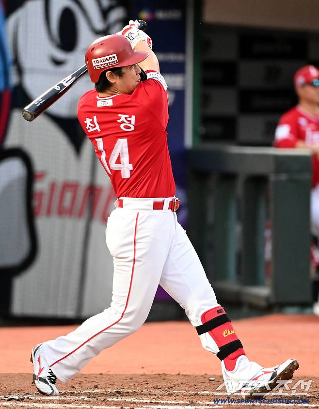 10일 부산 사직야구장에서 열린 SSG와 롯데의 경기, 3회초 1사 1,2루 최정이 선취 1타점 적시타를 치고 있다. 부산=허상욱 기자wook@sportschosun.com/2025.08.10/