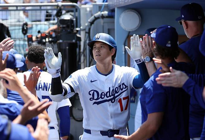 LA 다저스 오타니 쇼헤이가 41호 홈런을 치고 축하를 받고 있다. AFP연합뉴스