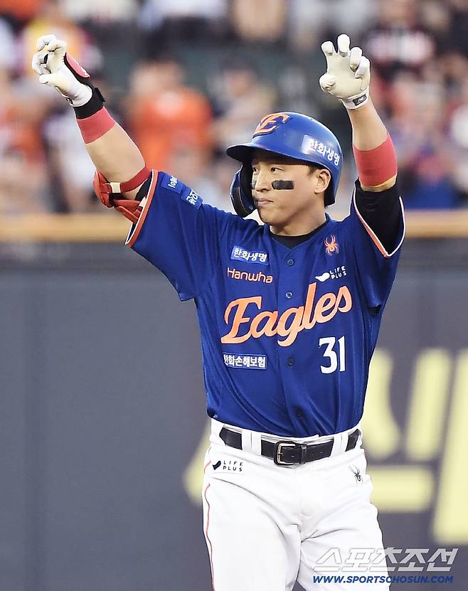 10일 서울 잠실구장에서 열린 한화-LG전. 5회초 1사 2루 손아섭이 1타점 2루타를 친 후 기뻐하고 있다. 잠실=정재근 기자 cjg@sportschosun.com/2025.8.10/