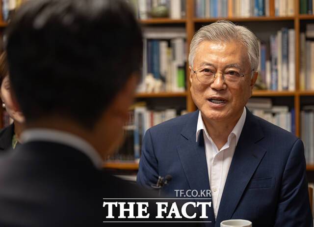 조국 전 조국혁신당 대표가 이재명 정부 첫 특별사면 심사 대상에 오르면서 '조국 사면론'을 고리로 결집한 더불어민주당 내 친문계의 영향력이 여전히 유효하다는 분석이 나온다. 사진은 문재인 전 대통령./더불어민주당 제공