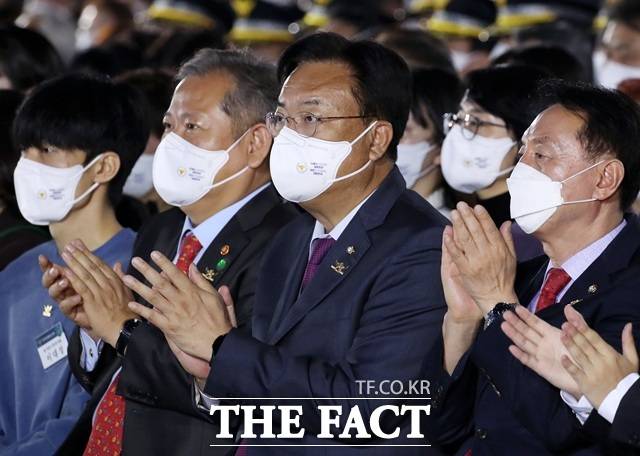 정진석 당시 국민의힘 비상대책위원장이 2022년 10월 21일 인천 연수구 송도컨벤시아에서 열린 제77주년 경찰의 날 기념식에서 윤석열 대통령의 축사가 끝나자 박수치는 모습. 경찰의날 행사 당일 윤 전 대통령이 정 전 위원장에게 "우리 당도 민주당처럼 여성 국회부의장은 어때"라고 말했다고 명 씨는 주장했다. /뉴시스
