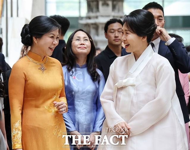 영부인 김혜경 여사는 11일 국빈 방한 중인 또 럼 베트남 당서기장의 부인 응오 프엉 리 여사를 만나 영부인 친교 일정을 소화했다. 김 여사와 응오 프엉 리 여사가 이날 오전 서울 용산 국립중앙박물관을 방문해 대화하며 밝게 웃고 있다. /뉴시스