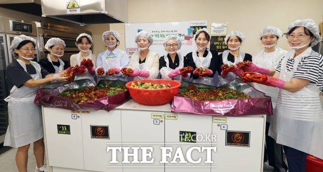 신계용 과천시장(왼쪽에서 5번째)이 과천종합사회복지관 사랑의 김치 나눔 행사에서 봉사하고 있다./과천시