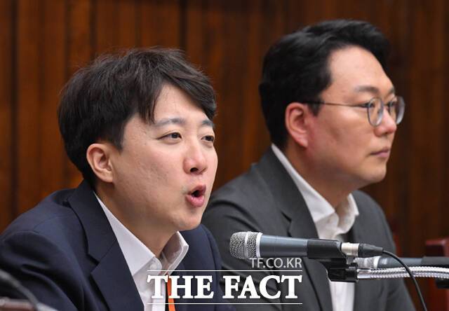 이 대표는 '실용주의 경제정책'을 대안으로 제시했다. 이준석 개혁신당 대표가 11일 오후 서울 국회도서관 소회의실에서 열린 '2025 개혁신당 연찬회'에 참석해 인사말을 하고 있다. /이새롬 기자
