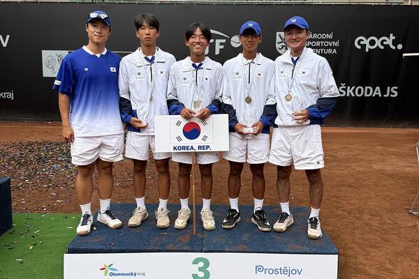 사진. 3위 포디움에 오른 남자 대표팀 (임준우 트레이너, 김시윤, 장준서, 김건호, 윤용일 감독(왼쪽부터)