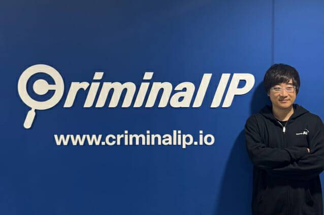 강병탁 AI스프라 대표가 회사 CI를 배경으로 포즈를 취했다. 강 대표는 게임분야서 10년 이상 일한 경력을 갖고 있다.