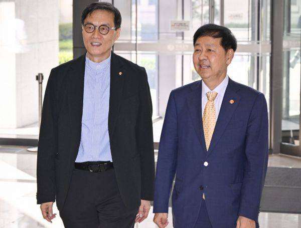 이창용 한국은행 총재가 지난 7일 서울 중구 한은 본관에서 구윤철 경제부총리 겸 기획재정부 장관을 맞이하고 있다. 연합뉴스