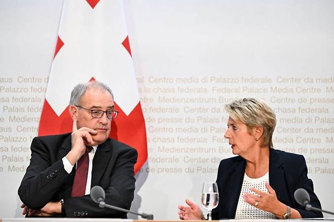 카린 켈러주터 스위스 대통령(오른쪽)과 기 파르믈랭 경제장관. AFP연합뉴스