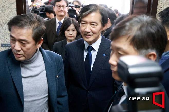 '자녀 입시 비리'와 '청와대 감찰 무마' 등 혐의로 대법원에서 징역 2년이 확정된 조국 조국혁신당 전 대표가 12일 국회에서 열린 기자간담회를 마친 뒤 회의장을 나서고 있다. 김현민 기자