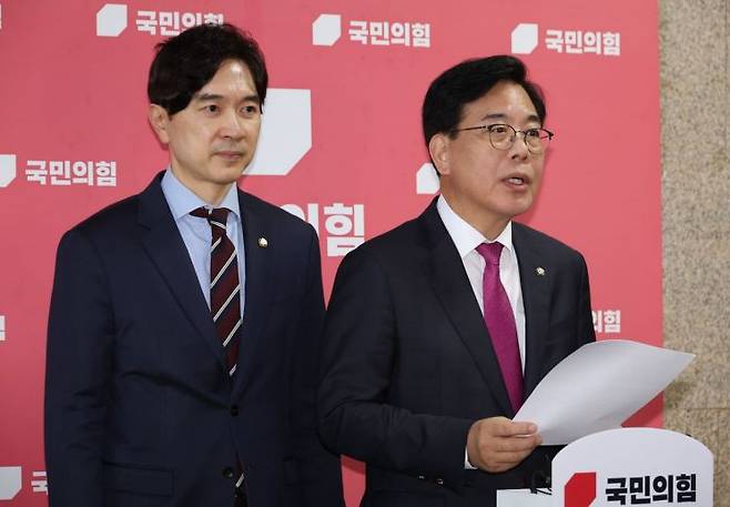 국민의힘 송언석 비상대책위원장 겸 원내대표가 11일 서울 여의도 국회에서 조국혁신당 조국 전 대표 등에 대한 광복절 특별사면 발표와 관련해 취재진 앞에서 발언하고 있다. 연합뉴스