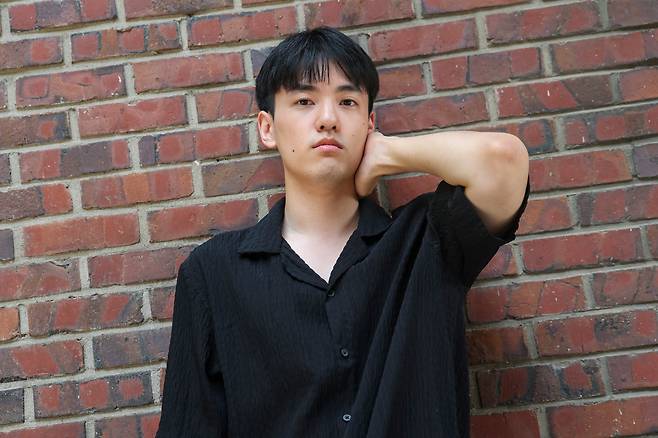 강동호 평론가가 해설을 쓰며 붙인 '퀴어 노스탤지어'라는 표현에 대해 송희지는 "지나가버린 시절은 과거일 뿐 아니라 희미한 오늘이기도 하고, 우리에게 아직 오지 않은 미래인 것도 같다"며 "있었는데 없었던, 묘한 감각의 시간대를 쓰기 좋아한다"고 했다. 그가 생각하는 "퀴어의 시간"이다. /장련성 기자