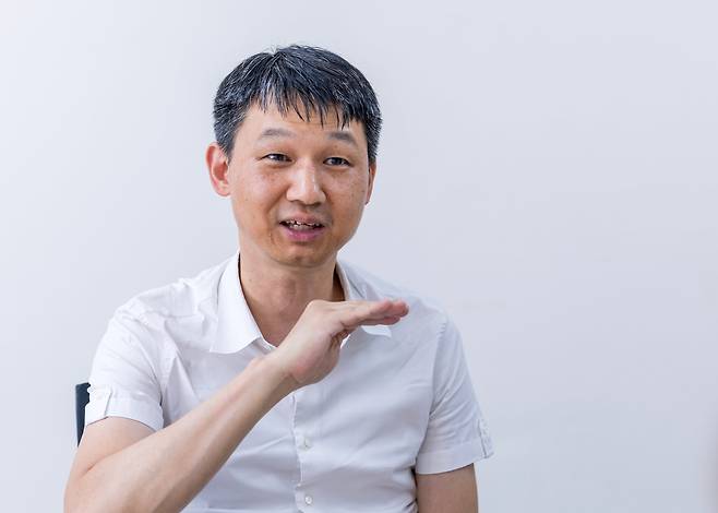 22일 서울대 자연과학대에서 최태림 취리히연방공대 재료과 교수가 국내 대학 이공계 교수들이 해외로 떠나는 문제에 대한 정부의 정책과 지원에 관해 설명하고 있다. 2025. 7. 22/ 조인원 기자