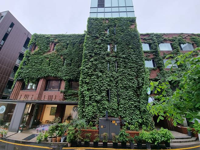 샘터사와 난다랑 커피숍이 있었던 대학로 건물. 건축가 김수근이 설계했다. 이 커피숍에서 커피의 멋과 맛을 배웠다. /손관승 제공