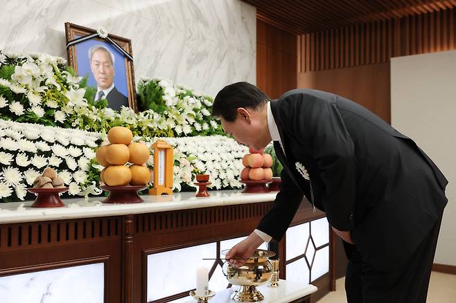 윤석열 대통령이 2023년 8월 15일 오후 서울 서대문구 신촌세브란스병원 장례식장에 마련된 부친 고 윤기중 연세대 명예교수 빈소에서 조문객들이 도착하기 전 향을 피우고 있다. /대통령실 제공