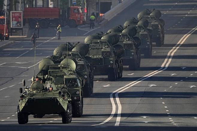 러시아 전승절 78주년을 맞아 S-400 방공 미사일 시스템이 수도 모스크바 중심지 붉은광장에서 열리는 열병식에 전시되기 위해 이동하고 있다. 전승일은 1945년 5월 9일 소련이 2차 세계대전에서 나치 독일의 항복을 받아낸 것을 기념하는 날로, 러시아는 이를 중요한 국경일로 여겨 대대적으로 기념한다. /연합뉴스