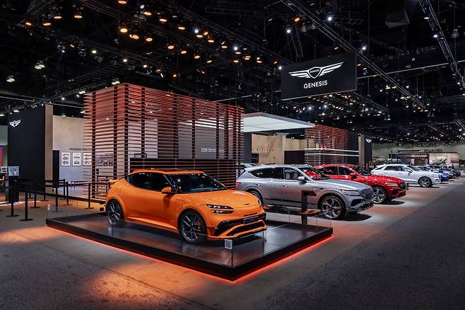 지난해 11월 21일 미국 LA 컨벤션 센터에서 개막한 '2024 LA 오토쇼'의 제네시스 브랜드 전시관 모습. /현대차그룹 제공