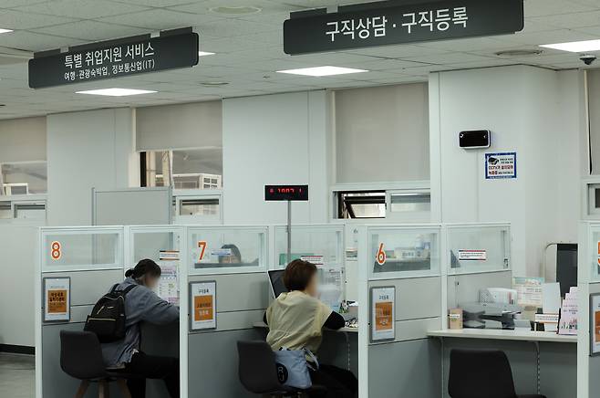 지난 5월 14일 서울 마포구 서울서부고용복지플러스센터 구직상담 모습. /뉴스1