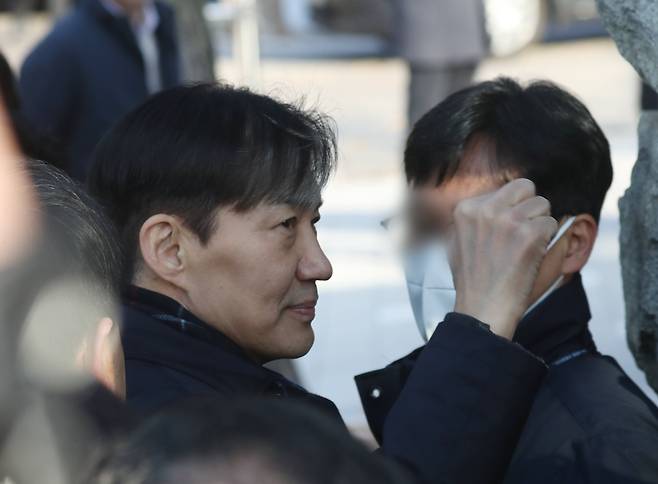 자녀 입시 비리와 청와대 감찰 무마로 징역 2년이 확정된 조국 전 조국혁신당 대표가 지난해 12월 16일 오전 수감을 위해 경기 의왕시 서울구치소로 향하고 있다./뉴스1