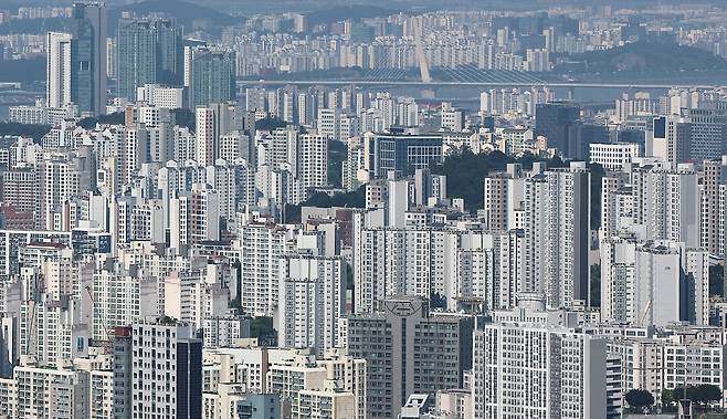 10일 서울 중구 남산에서 바라본 시내 아파트 단지./뉴스1