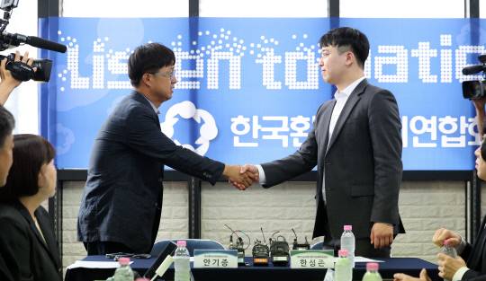 한성존 대한전공의협의회 비상대책위원장이 지난달 28일 서울 영등포구 한국환자단체연합회 사무실을 방문해 안기종 대표와 악수하고 있다.연합뉴스.