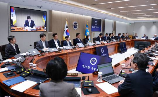 이재명 대통령이 11일 서울 용산 대통령실 청사에서 열린 임시 국무회의를 주재하고 있다. 연합뉴스
