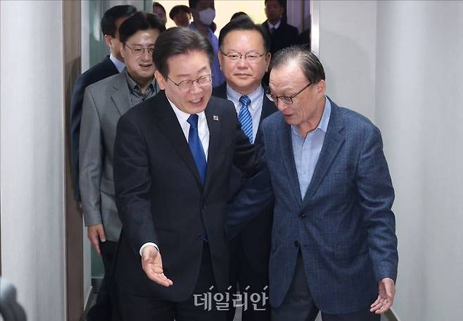 더불어민주당 이재명, 이해찬, 김부겸 상임공동선거대책위원장이 지난 2024년 4월 11일 오전 서울 여의도 더불어민주당 중앙당사에서 열린 더불어민주당·더불어민주연합 제12차 합동 중앙선거대책위원회의 겸 선대위 해단식에 참석하고 있다. ⓒ데일리안 홍금표 기자