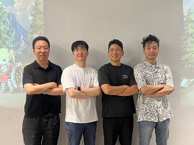 이정환 시스템 디렉터(왼쪽부터)와 배정현 픽셀트라이브 대표, 최진성 총괄 PD, 정태룡 콘텐츠 디렉터가 지난 7일 성남시 분당구 타운홀 판교에서 진행된 '가디스오더' 미디어 간담회를 마친 후 기념사진을 촬영하고 있다.ⓒ데일리안 이주은 기자