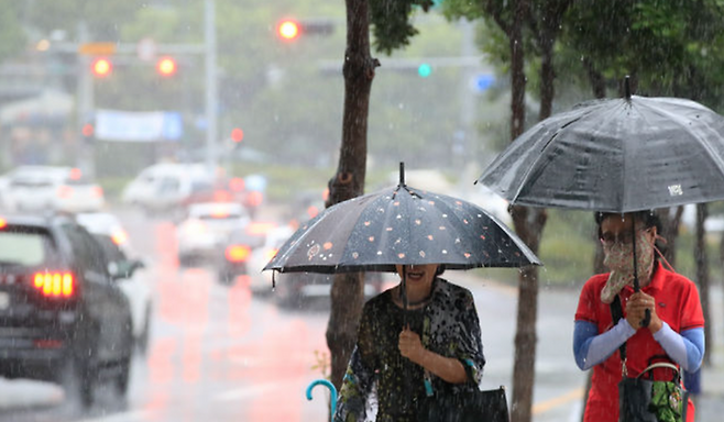 우산을 쓴 시민들이 걸어가고 있다.ⓒ뉴시스