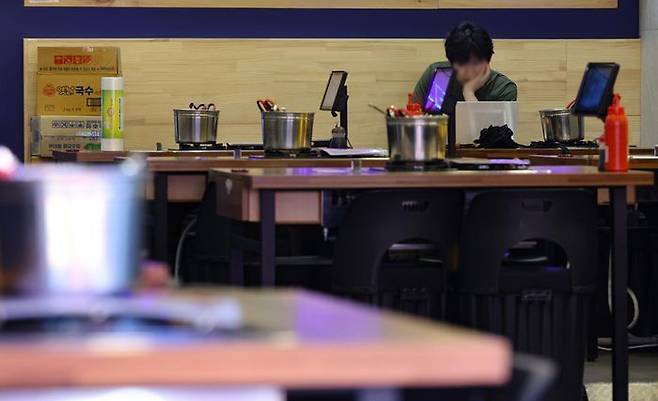 지난 6월 12일 서울 시내 한 음식점에서 업주가 손님을 기다리고 있다. ⓒ뉴시스