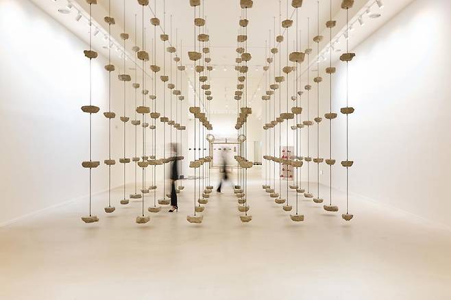 콘크리트와 철근으로 구성된 모나 하툼의 설치 작품 ‘리메인즈 투 비 신(Remains to be Seen)’. 
모나 하툼 작가·화이트큐브 제공