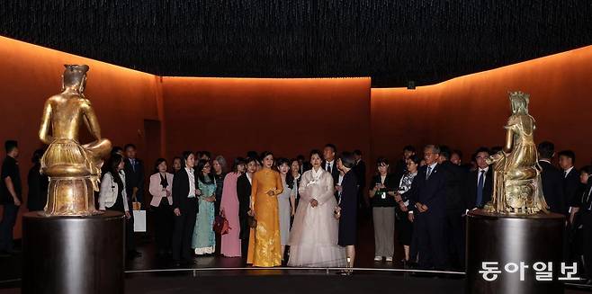 이재명 대통령 부인 김혜경 여사가 11일 오전 서울 용산구 국립중앙박물관에서 한국을 국빈 방문한 또 럼 베트남 공산당 서기장 부인 응오 푸엉 리 여사와 함께 삼국시대 국보 금동미륵보살 반가사유상을 관람하고 있다. 송은석 기자 silverstone@donga.com