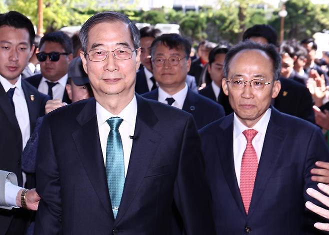 한덕수 전 국무총리가 지난 5월 2일 오전 서울 여의도 국회에 도착해 대통령 선거 출마 선언을 하기 위해 추경호 국민의힘 의원과 함께 소통관으로 향하고 있다. 뉴스1