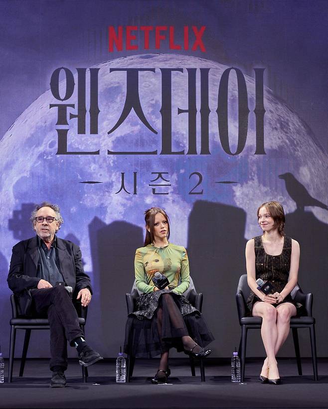 팀 버튼 감독과 배우 제나 오르테가, 엠마 마이어스(왼쪽부터)가 11일 서울 종로구의 한 호텔에서 열린 넷플릭스 드라마 ‘웬즈데이’ 시즌2 간담회에서 포즈를 취하고 있다. 버튼 감독은 “한국을 여러 차례 방문했지만, 창의적이고 다정한 사람들이 많아 항상 영감을 준다”고 “열정을 쏟아부은 이 작품을 공유하게 돼 기쁘다”고 했다. 뉴스1