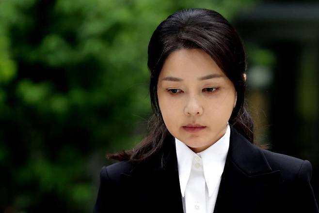 윤석열 전 대통령의 부인 김건희 여사가 6일 오전 서울 종로구 케이티 광화문빌딩에 있는  민중기 특별검사팀에 피의자 신분으로 소환되고 있다.