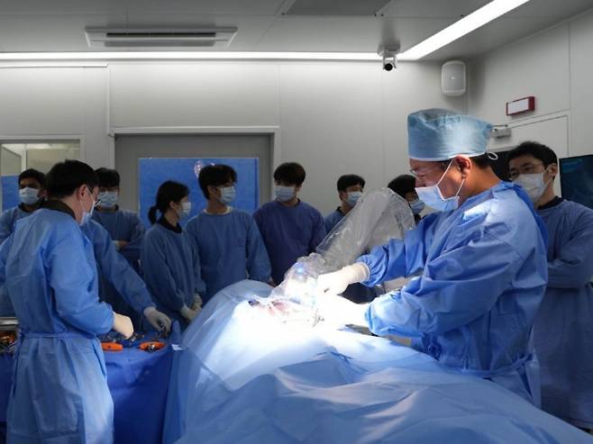 이성 연세대의료원 한국의료로봇센터장이 한국의료로봇센터 수술실에서 국산 의료로봇 수술 교육 및 훈련을 진행하고 있다. 세브란스병원 제공.